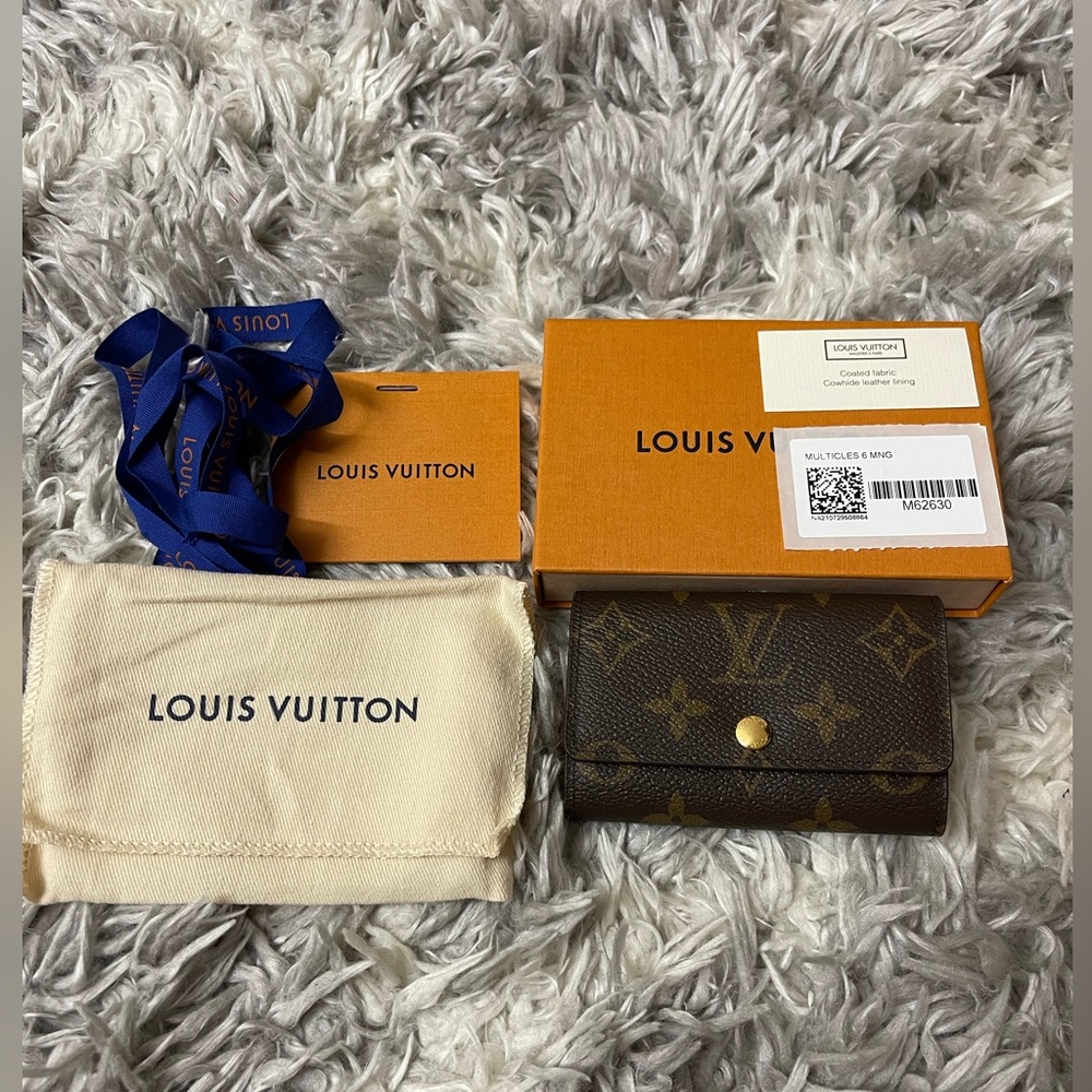 **** SOLD **** Louis Vuitton 6 Key Holder